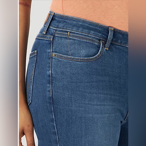 Wrangler bold boot high rise jeans. Med/light wash. Size 22. Like new-Worn once. - Picture 5 of 10